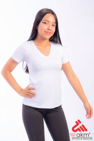 Mujer con blusa deportiva manga corta