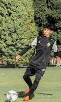 Joven jugando Fútbol con uniforme deportivo personalizado